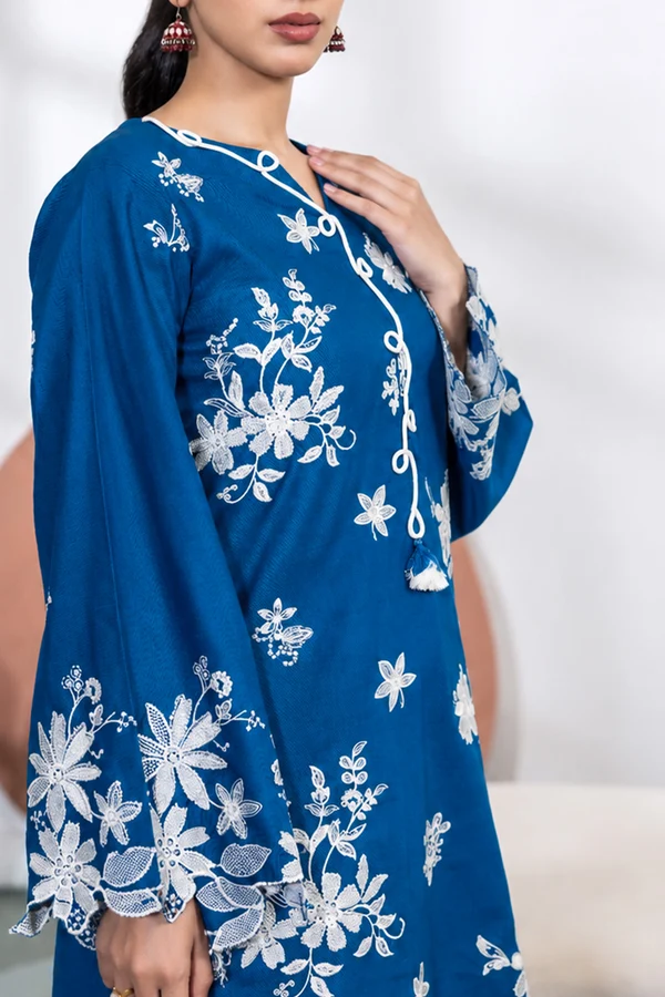 WinterBreezeKhaddar_3_-D28_4 Skyla Embroidered Khaddar Set